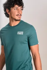 Remera de manga corta color verde petróleo, con cuello redondo y estampa pequeña en el pecho con el texto 'GOOD TIMES'.