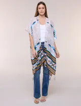 Kimono de gasa ligera con diseño estampado tribal en tonos beige, azul, rojo y amarillo, de silueta amplia y mangas cortas holgadas.