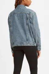 Campera de jean Levi's con corte oversize, cuello clásico, cierre frontal con botones metálicos y bolsillos con solapa en el pecho.