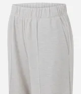 Pantalón wide leg de corte recto y holgado, color gris oscuro, con cintura elástica y costura central vertical en el frente. Confeccionado en una mezcla de poliéster y algodón.