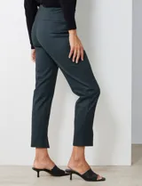 Pantalón de corte cigarette, tiro alto, color verde oscuro con estampado cuadrillé. Presenta ruedo con tajo en los tobillos.