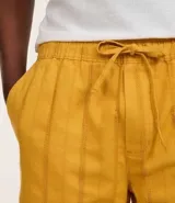 Bermuda recta de playa en color blanco roto, confeccionada en algodón texturizado con efecto de rayas verticales. Posee cintura elástica con cordón ajustable.