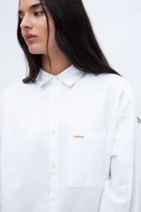 Camisa celeste de algodón con cuello solapa clásico, manga larga con puños abotonados, calce relaxed y bolsillo cuadrado en el pecho.