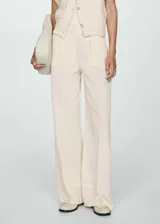 Pantalon de vestir de corte recto y tiro alto, color beige, con detalle de pinzas frontales, bolsillos laterales y cierre oculto.