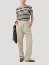Pantalon recto de lino organico y viscosa color crema, con tiro alto, bolsillos laterales y detalle de hebillas ajustables en la cintura.
