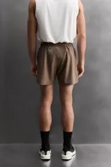 Short deportivo Zara Athleticz color marrón, de tejido técnico ligero y elástico con cintura elástica ajustable con cordón y detalles de bolsillos.