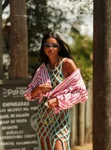 Vestido de red tejido en color azul petróleo, con diseño de malla abierta, escote redondo y tirantes finos.