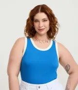 Blusa sin mangas color azul, con cuello redondo y bieses contrastantes en blanco en el cuello y las sisas. Confeccionada en viscosa certificada.