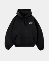 Canguro oversize color negro con capucha y bolsillo frontal tipo canguro. Presenta un pequeño logo bordado en color blanco en el pecho.