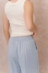 Pantalón amarillo de corte amplio y pierna recta, confeccionado en tela liviana con caída fluida. Cuenta con cintura elastizada, cordón regulable en contraste y bolsillos laterales.