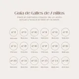 Anillo de oro 9k con diseño de grecas y una hilera central de circonias brillantes.