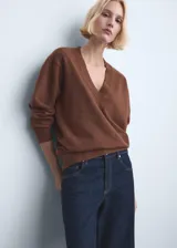 Jeans de denim azul oscuro con diseño de tiro medio y corte ancho en las piernas, con bolsillos delanteros y traseros.