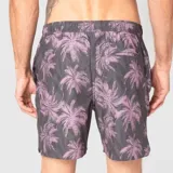 Short de baño con estampado tropical de palmeras en tonos violeta sobre fondo gris oscuro. Cuenta con cintura elástica, cordón ajustable y bolsillos laterales.