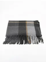Bufanda tipo pashmina de tejido suave, color gris con diseño de cuadros en tonos oscuros y líneas finas en rosa. Presenta terminaciones con flecos en los extremos.