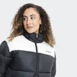 Campera puffer Reef con diseño bicolor en negro y blanco. Presenta cuello alto, cierre frontal completo y bolsillos laterales con cierre. Incluye logo de la marca estampado en el pecho.