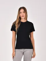 Remera negra de manga corta y cuello redondo.