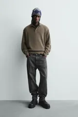 Bota tipo derby con cordones, confeccionada en material liso con horma redonda. Presenta una suela con volumen y piso track dentado.