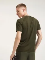 Camiseta deportiva azul de poliéster con mangas cortas y cuello redondo. Ideal para actividades físicas y uso diario.