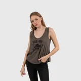 Musculosa de algodón color gris oscuro, con cuello redondo amplio y estampa frontal con diseño de calavera y texto Rock & Roll.