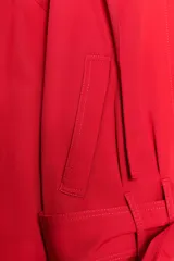 Chaqueta corta roja ZARA Woman Collection con mezcla de algodón, cuello alto, manga larga, bolsillos delanteros y cinturón ajustable con lazada en el mismo tejido. Cuenta con cierre frontal con botones ocultos por solapa.
