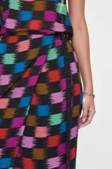 Falda midi cruzada de viscosa con estampado geométrico multicolor, abertura frontal y cinturón incorporado con ojales metálicos.