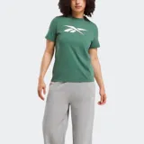 Remera de algodón color verde bosque con cuello redondo y manga corta. Presenta el logo Vector de Reebok en blanco estampado en el pecho.