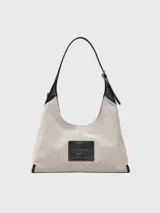 Cartera tipo hobo de Marc Jacobs, confeccionada en lona color beige con detalles en cuero negro. Presenta el logo estampado en el frente y una correa de hombro ajustable.