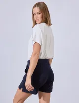 Short de algodón color rosa claro, con pretina ancha elastizada y bolsillos inclinados en la parte delantera.