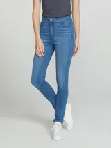 Pantalón de jean azul de tiro alto, corte super skinny y lavado medio.