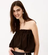 Blusa strapless de sat&eacute;n color negro, con dise&ntilde;o drapeado en el busto y corte abullonado en el ruedo.