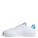 Championes Adidas Advantage de estilo urbano, inspirados en el calzado de tenis. Presentan un diseño minimalista en color blanco con perforaciones laterales que forman las tres bandas características de la marca, lengüeta con etiqueta azul y detalle iridiscente en el talón.