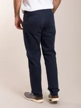 Pantalón de sarga color beige, de corte recto y cinco bolsillos.