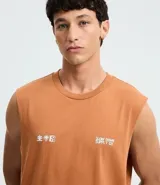 Musculosa masculina de algodón color tostado, con cuello redondo y sisas amplias. Presenta estampa pequeña en el pecho y diseño gráfico grande en la espalda, con un corte holgado y cómodo.