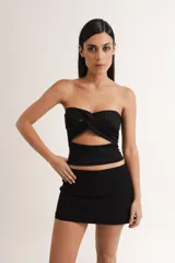 Top strapless negro con detalle de entrelazado en el frente y espalda recta.
