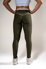 Calza deportiva de tiro alto en color verde oliva, con costuras reforzadas en contraste y cintura elástica con logo de la marca.