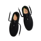 Championes urbanos Cariuma modelo Naioca Pro, color negro, de caña baja, con logo en el lateral y suela vulcanizada.