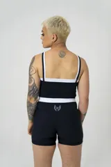 Musculosa deportiva negra con doble tela y logo Hermod estampado en blanco.