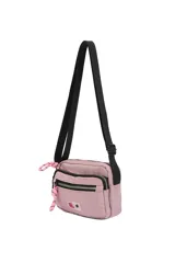 Bandolera color lila de poliéster con correa ajustable negra, cierre principal y bolsillo frontal con cierre. Detalle de cordón rosa y logo bordado.