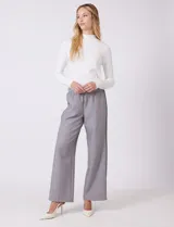 Pantalon de corte wide leg en color gris, con cintura elastizada y franjas laterales en contraste. Presenta un diseño de pierna recta y holgada.