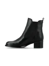Bota tipo Chelsea de cuero negro con diseño combinado, presentando cuero liso en el frente y cuero con textura de reptil en el talón. Cuenta con paneles elásticos laterales y taco cuadrado bajo.