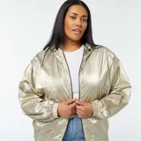 Campera dorada con capucha y cierre frontal.