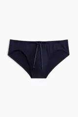 Traje de baño tipo slip de secado rápido, color azul marino, con cintura elástica y cordón de ajuste frontal.
