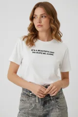 Remera de algodón color verde militar, con cuello redondo, manga corta y estampado frontal con la frase 'NOT YOUR GIRL JUST YOUR TYPE' en color blanco.