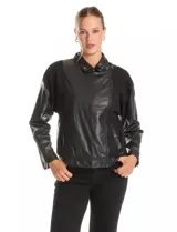 Campera estilo biker confeccionada en cuero sintético con paneles de neopreno en los laterales. Presenta cuello con solapas, cierre frontal cruzado, bolsillos inclinados y mangas largas con cierre metálico en los puños.