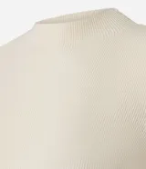 Suéter negro de corte ajustado, confeccionado en punto canalé con diseño de manga larga y cuello alto tipo Perkins. Presenta una textura acanalada que se adapta cómodamente a la silueta.