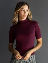 Buzo Philosophy de tejido acanalado color borgoña, con cuello alto y mangas cortas.