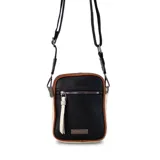 Phone bag color marrón claro con laterales beige, bolsillo frontal con cierre y tirador con flecos. Tiene espacio para celular y billetera, y correa de galón regulable y desmontable.