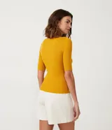Blusa de punto acanalada color marfil, con cuello barco y mangas cortas, de corte ajustado al cuerpo de la marca Marfinno.