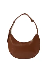 Cartera tipo baguette color marrón, con diseño de media luna y adornos de tachas plateadas de diferentes tamaños. Tiene una correa ajustable y cierre de cremallera.