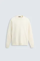 Jersey de punto con tacto suave, cuello redondo y manga larga, con acabados en rib en puños y bajo.